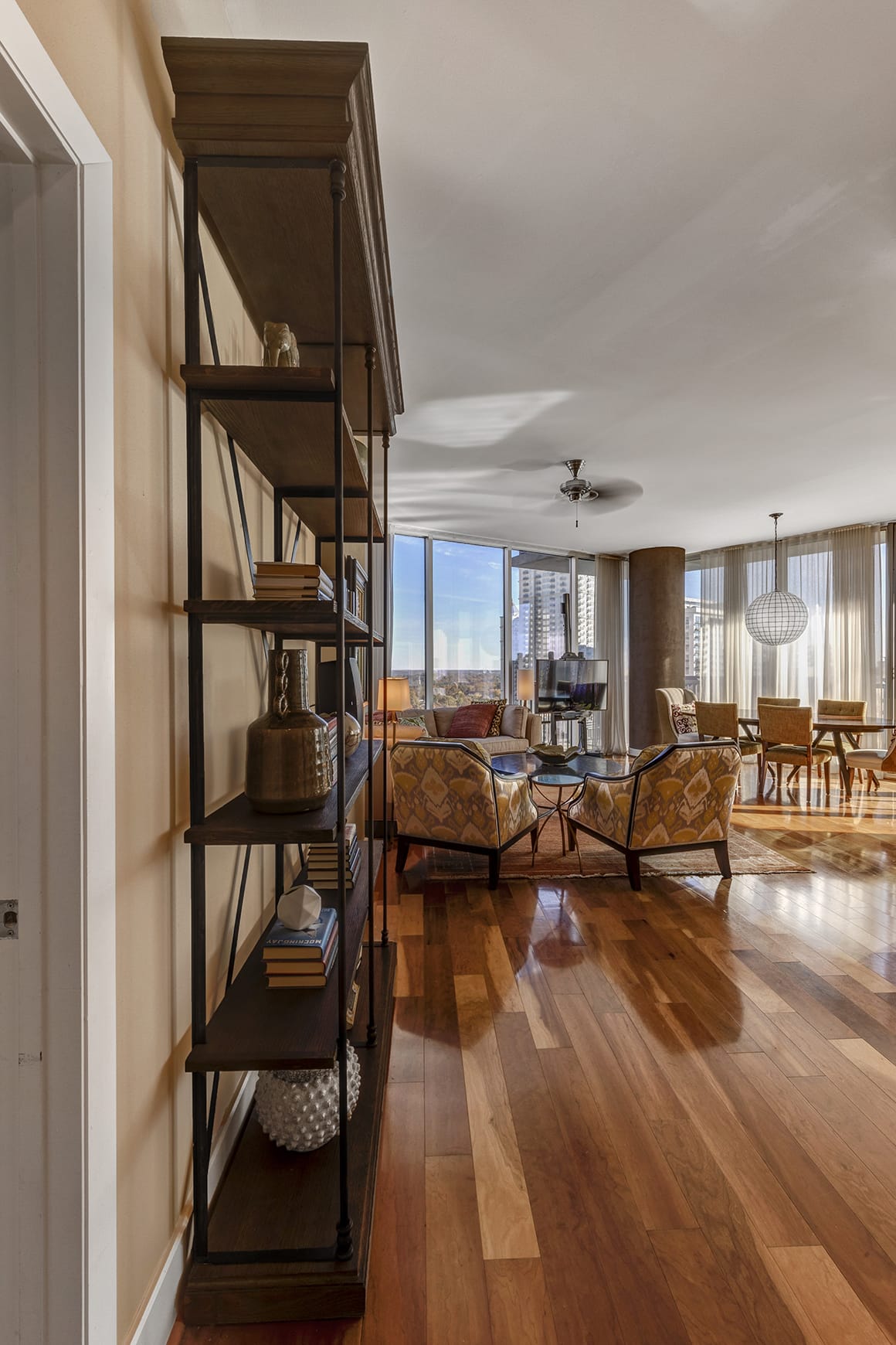 1080 Peachtree - entry
